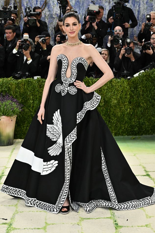 Anne Hathaway en la MET Gala 2026.