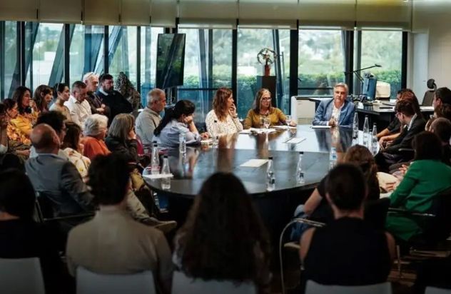 Llaryora se reunió con referentes de organizaciones del sector de la discapacidad.