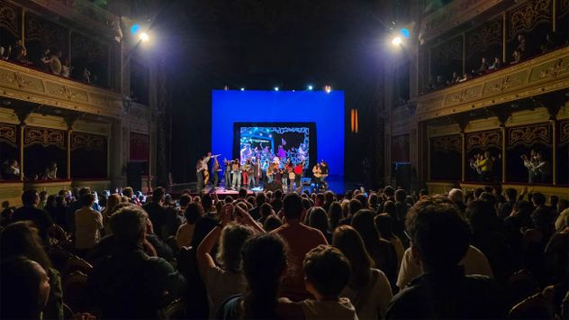 La Sala Mayor del Teatro del Libertador San Martín colmada durante el show de Kevin Johansen y Liniers en Córdoba.