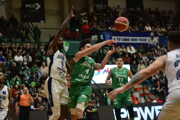 Manuel Buendía, figura de Atenas para ganar el primer partido de la serie por la permanencia en la Liga Nacional ante Argentino.