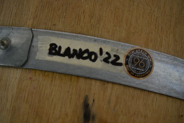 Bodega Las Cañitas, en el Valle de Calamuchita, elabora un sauvignon blanc premiado por diferentes críticos del mundo. Gabriel Campana, enólogo, y Juan Navarro, propietario, en la bodega. 