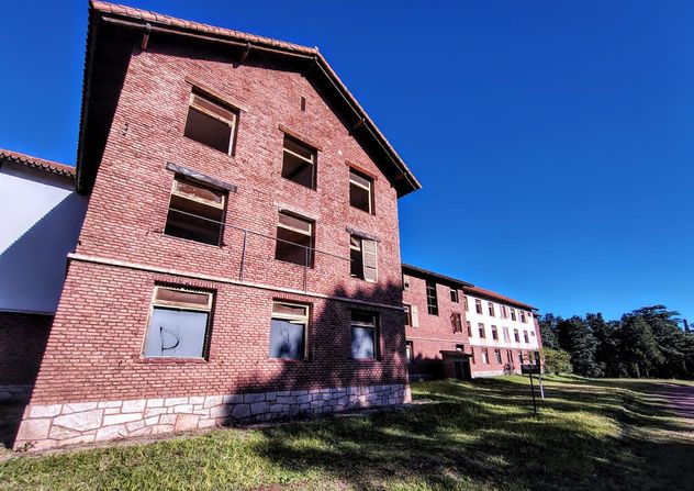 Hoteles estatales de Embalse. De los siete, dos están operativos y cinco en desuso o en estado de abandono. 