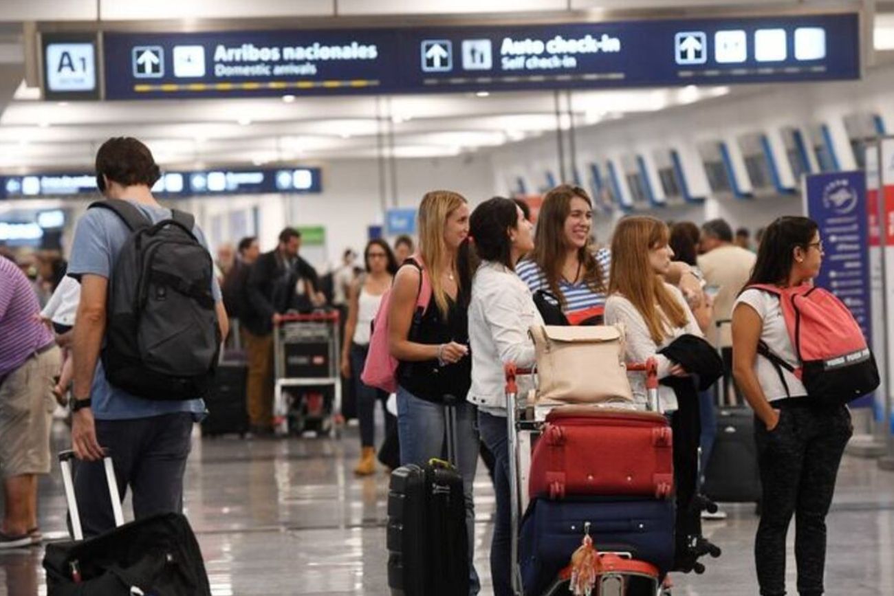 Aerolíneas eliminó el equipaje de mano gratuito de su tarifa base: sólo permitirá mochila o bolso de hasta 3 kilos