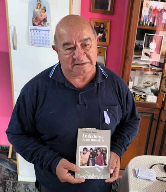 Guillermo Suaya, maestro rural jubilado, con su nuevo libro en manos.