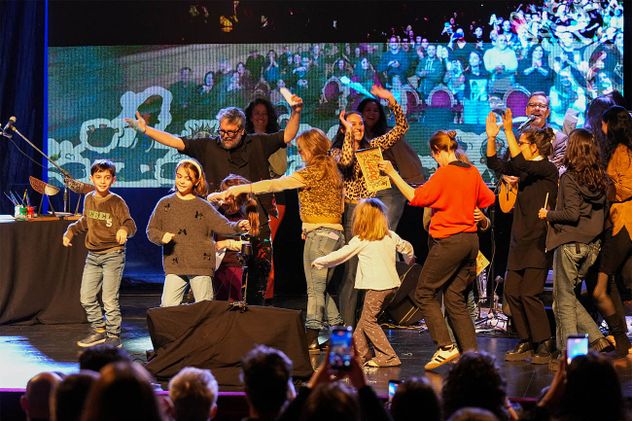 Público y artistas comparten el escenario en un momento participativo del espectáculo de Kevin Johansen y Liniers.