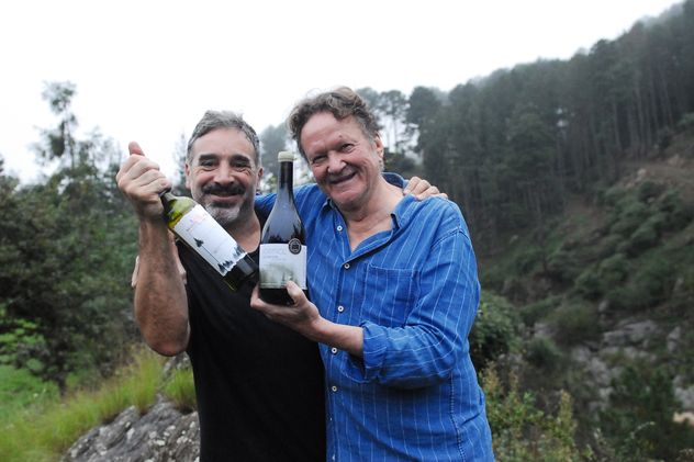 Bodega Las Cañitas, en el Valle de Calamuchita, elabora un sauvignon blanc premiado por diferentes críticos del mundo. Gabriel Campana, enólogo, y Juan Navarro, propietario, en la bodega. 