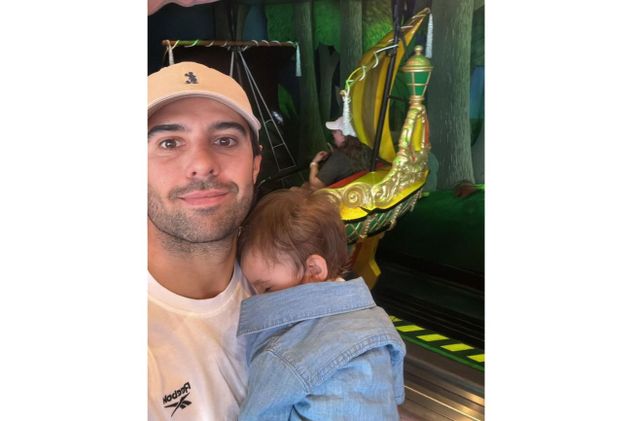Manu Urcera junto a Cruz, su hijo.
