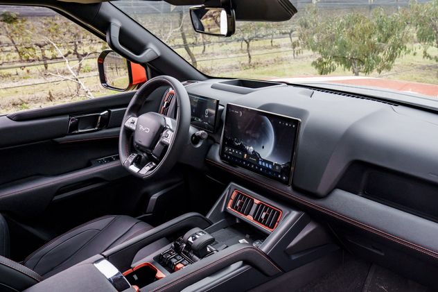 El equipamiento de la camioneta incluye soluciones de carga práctica, facilitando la transición de los usuarios hacia el sistema híbrido enchufable.