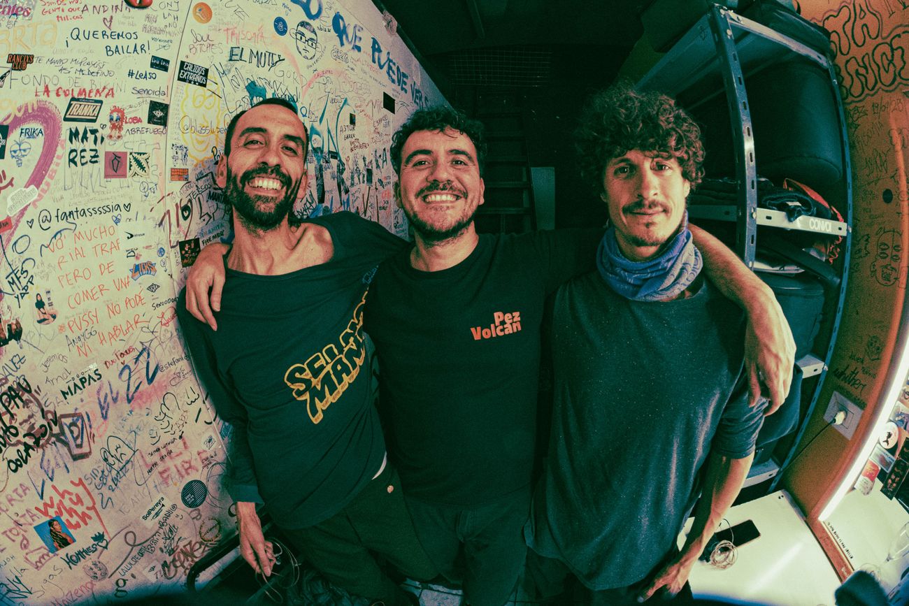 Sei Nou Mandi, el trío integrado por Juanpaio y Andrés Toch junto a Fede Seimandi. Casi 400 shows en una década, siempre desde el disfrute.