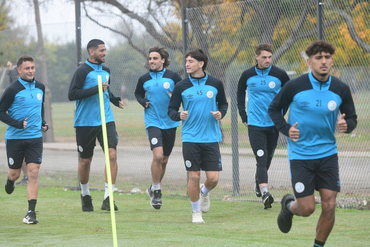 Belgrano en Villa Esquiú. González Metilli y Cardozo (vencen sus contratos en diciembre) junto con Longo, Falcón, Passerini y Sánchez. 