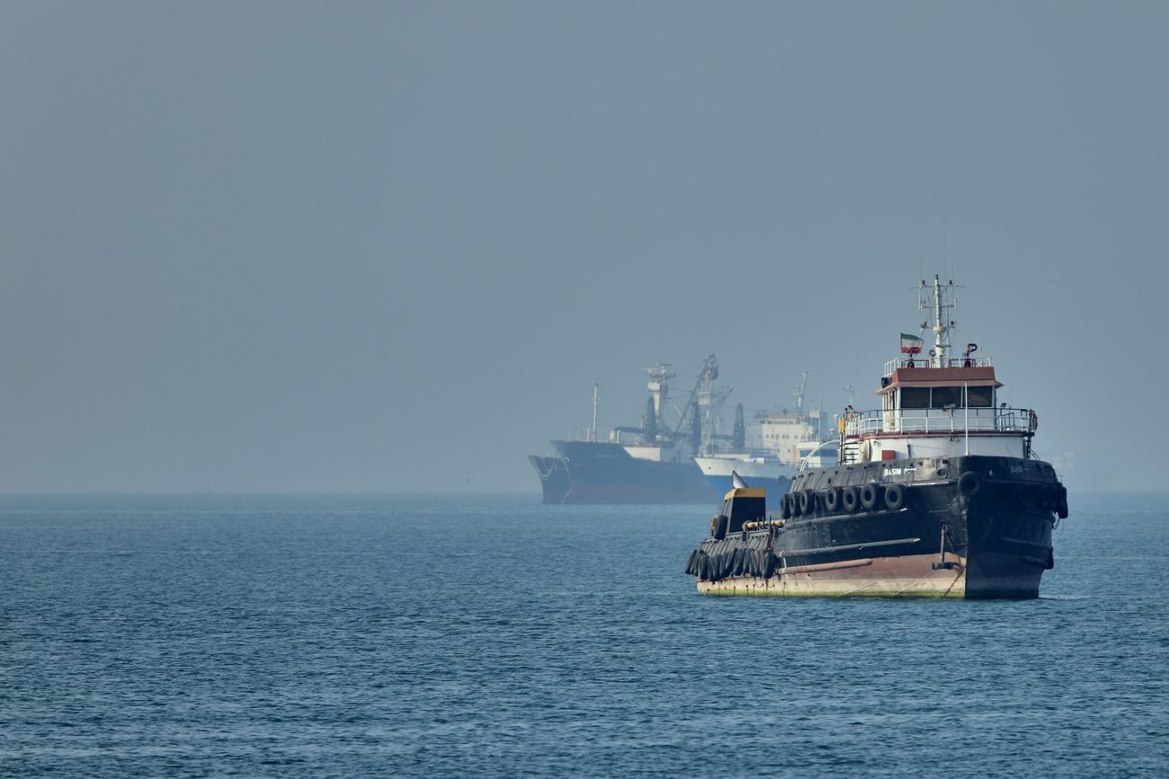 Un remolcador iraní flota en primer plano mientras los barcos de carga están anclados en el Estrecho de Hormuz frente a Bandar Abbas, Irán, el lunes 4 de mayo de 2026. (Amirhosein Khorgooi)