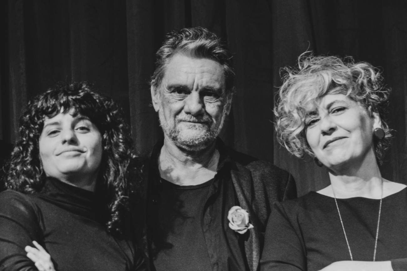 Les Amorosos, a pleno en su 10° aniversario. En esta foto: el núcleo formado por Lola Dolores, Chacho Marzetti y Claudia Huergo. (Prensa Les Amorosos)