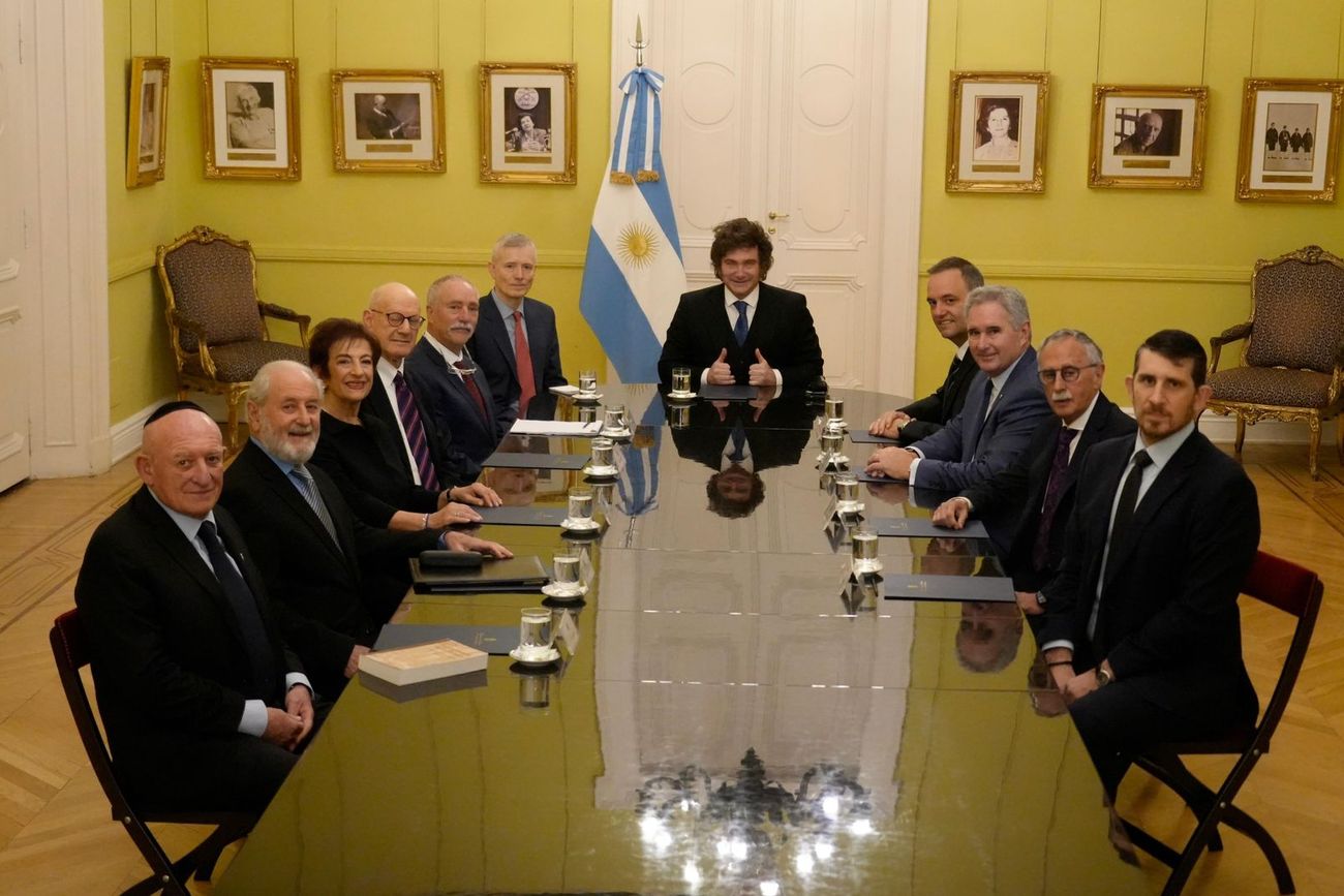 El presidente Javier Milei junto al jefe de Gabinete, Manuel Adorni, en una reunión con B’nai B’rith Internacional y la DAIA 