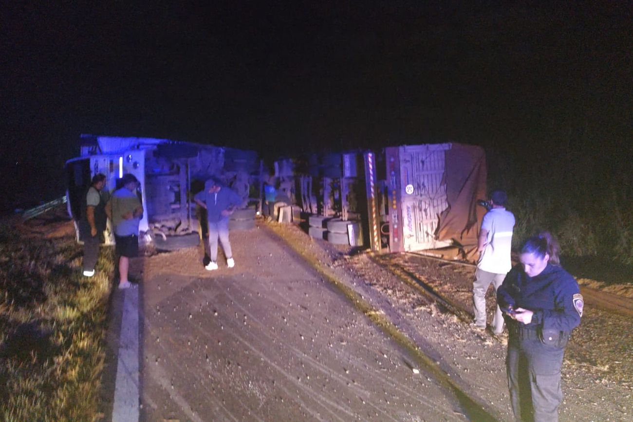 El camión que volcó. (Policía)