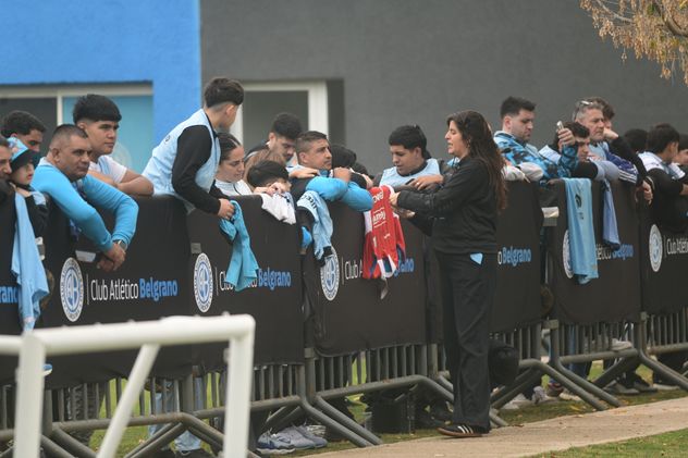 Este martes, al entrenamiento de Belgrano en Villa Esquiú, previo al clásico con Talleres, asistieron socios y socias que tuvieron la chance de es cerca de los jugadores.