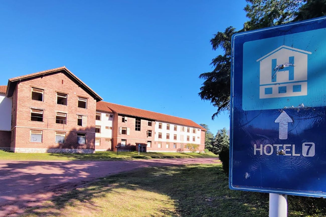 Hoteles estatales de Embalse: apareció el decreto para "enajenar o transferir" el complejo 