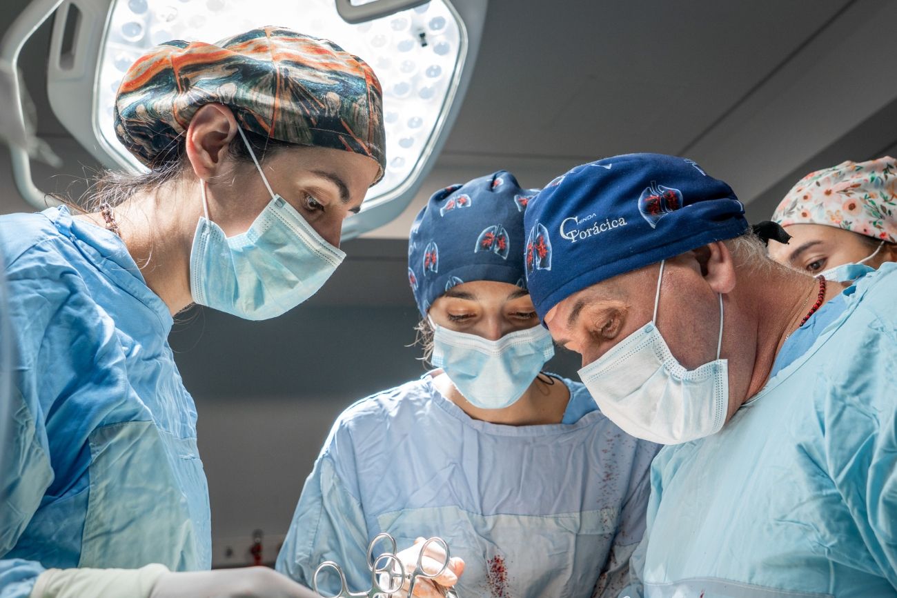 El procedimiento se llevó a cabo en dos etapas y contó con la asistencia de ECMO veno-venoso, una tecnología que permite sostener la función respiratoria durante cirugías de alta complejidad.
