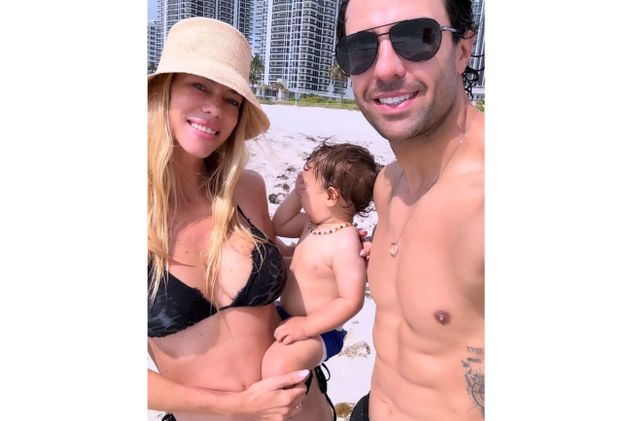 Nicole y Manu Urcera junto a Cruz, el hijo que tienen en común.
