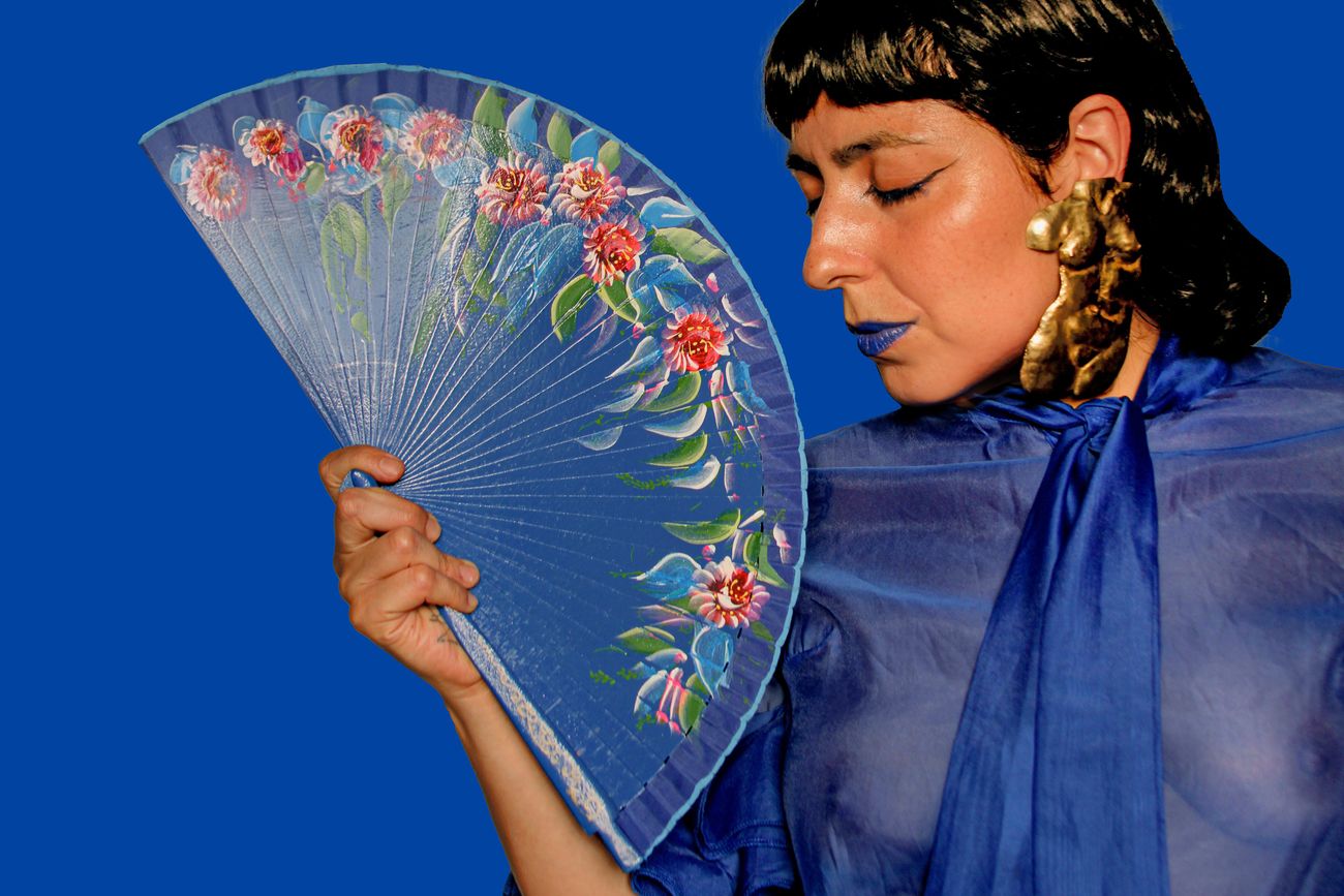 Sofía Viola, una artista siempre prolífica y atrapante. Celebra sus 20 años de música con una gira "mágica y misteriosa" que llega este viernes a Pez Volcán.