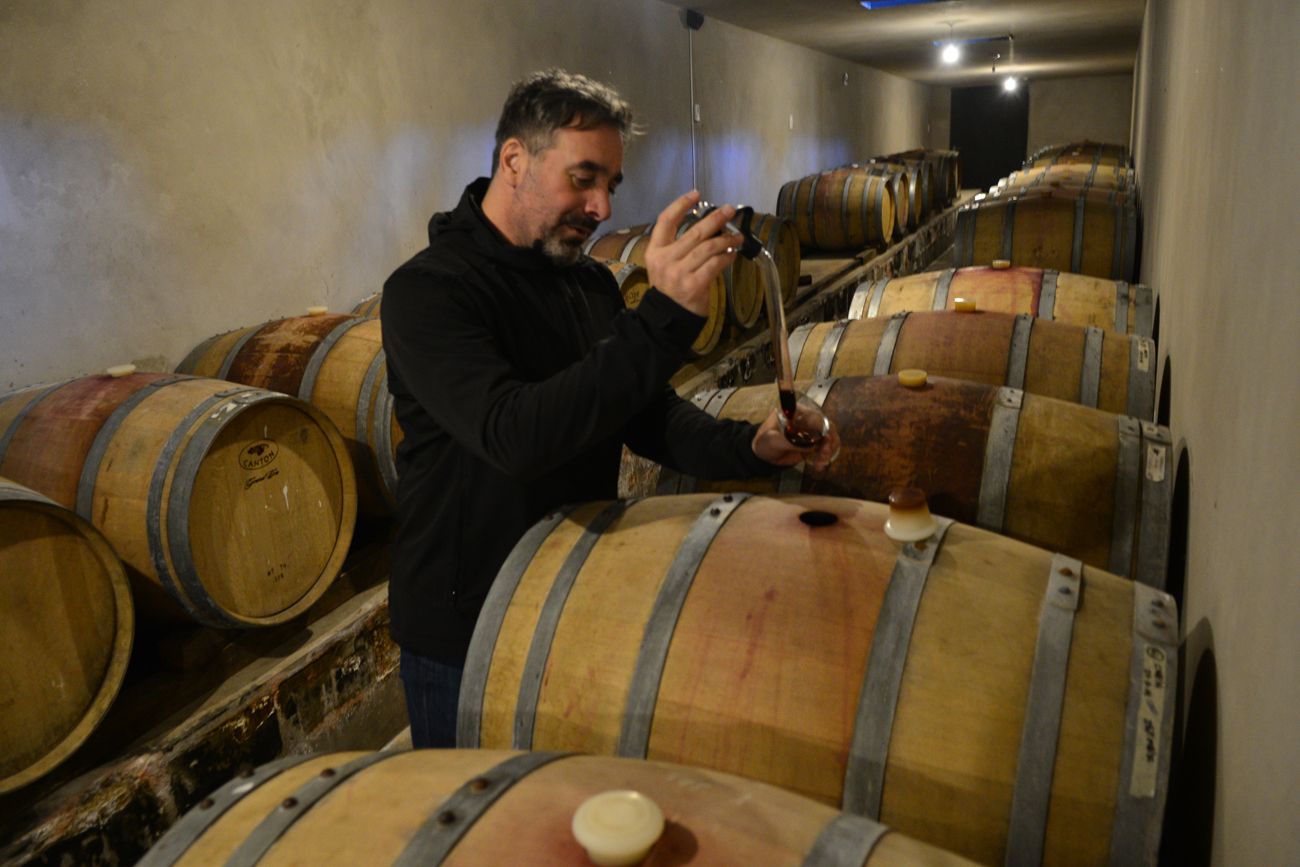 Bodega Las Cañitas en el Calamuchita elabora un sauvignon blanc premiado por diferentes críticos del mundo. Gabriel Campana enólogo y Juan Navarro propietario en la bodega.