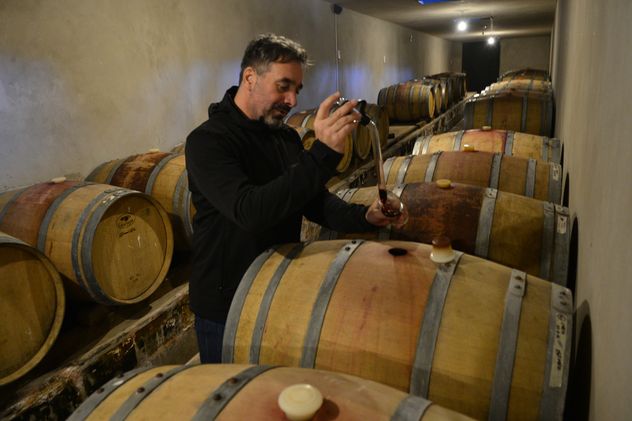 Bodega Las Cañitas, en el Valle de Calamuchita, elabora un sauvignon blanc premiado por diferentes críticos del mundo. Gabriel Campana, enólogo, y Juan Navarro, propietario, en la bodega. 