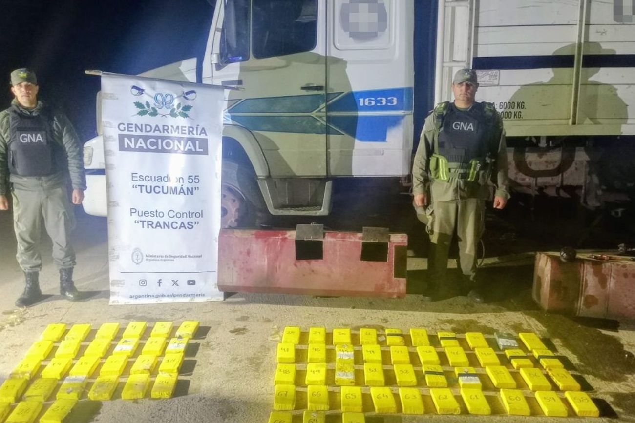 Salta: 71 kilos de cocaína fueron hallados dentro de tanques de combustible de un transporte de cargas.
