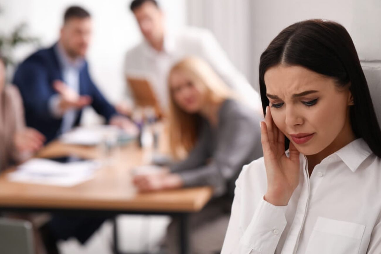 Callar en una pelea: qué dice la psicología sobre este comportamiento.