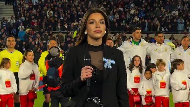 Euge Quevedo cantó el Himno nacional en el último partido de Lionel Messi con la selección en Argentina.