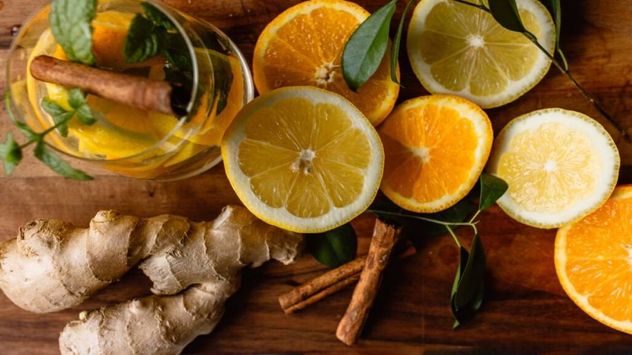El remedio natural con cáscaras de limón y jengibre que gana popularidad en invierno.