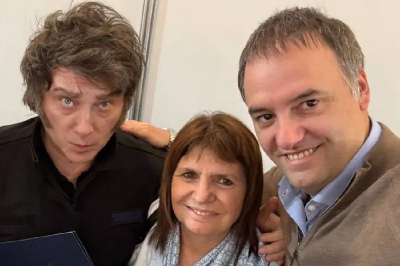 Milei y Bullrich junto a Manuel Adorni. 