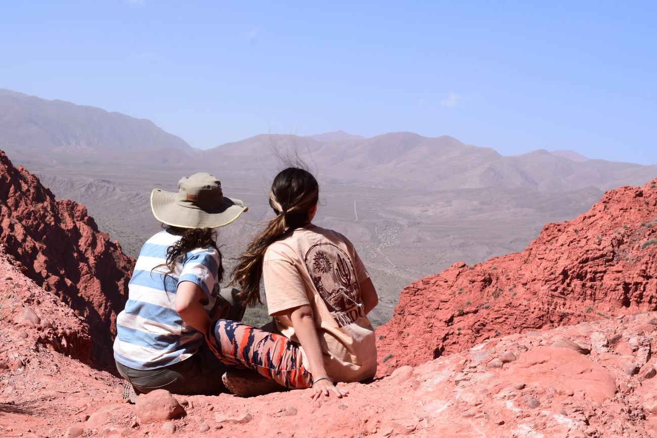 Mirador. Después de pasar por una cueva se encuentra un mirador, desde donde se ve casi toda el área natural y, a los pies, las formaciones de tierra.