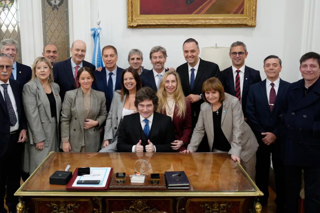El presidente Javier Milei, junto a su gabinete. (La Voz / Archivo) 