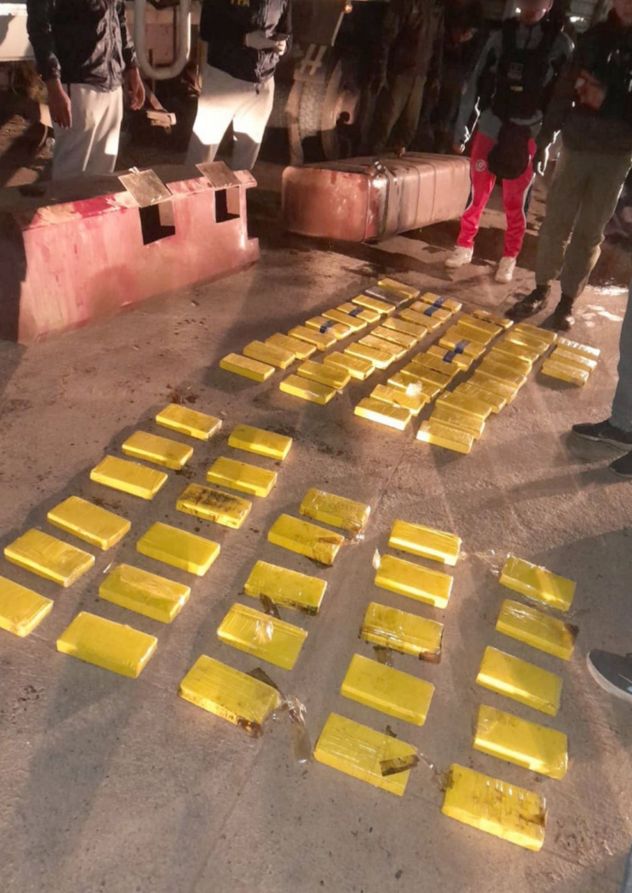 Salta: 71 kilos de cocaína fueron hallados dentro de tanques de combustible de un transporte de cargas.
