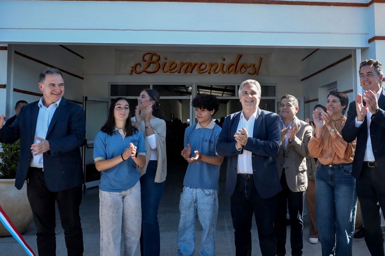 La inauguración de un edificio escolar en Los Reartes, este martes. 