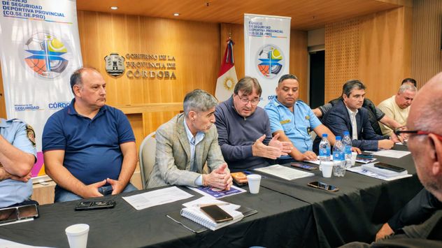 Operativo Talleres-Belgrano. El titular del Cosedepro, Marcelo Frossasco; el ministro de seguridad Juan Pablo Quinteros, el secretario albiazul Juan Fassi, el gerente celeste Marcos Saieva, autoridades policiales, de bomberos y de Utedyc (Guillermo Piña).