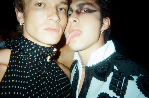 Hudson Williams y Connor Storrie en la MET Gala 2026.