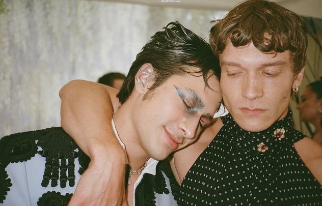 Hudson Williams y Connor Storrie en la MET Gala 2026.