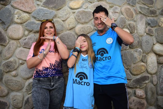 Tiziana, hincha y socia de Talleres y de Belgrano, con sus padres hinchas de cada uno respectivamente.