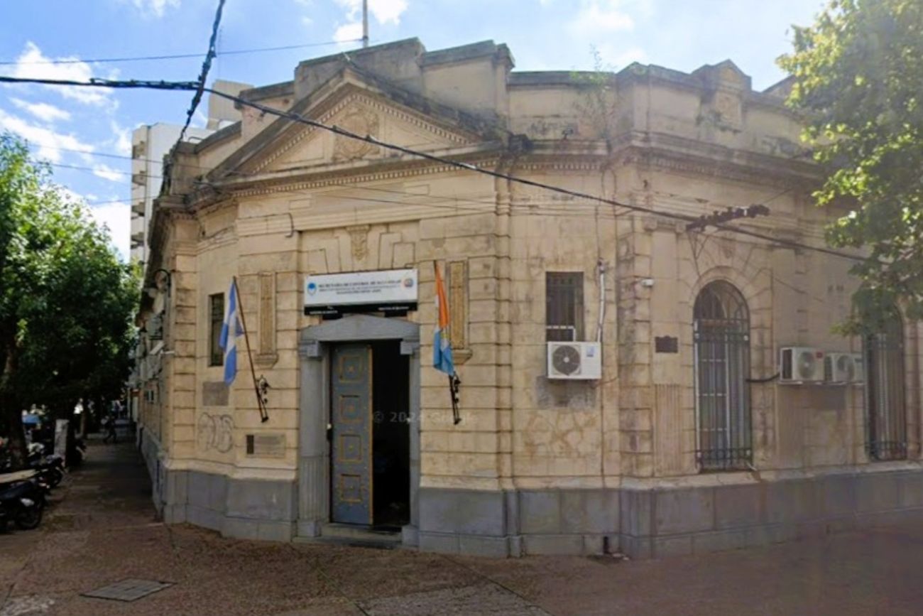 La dependencia policial donde funcionó el centro clandestino de detención del D2 de la Policía santafesina. (Captura de Google Maps/Fiscales.gob.ar)
