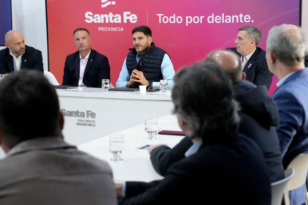 PULLARO. El gobernador de la provincia santafesina se reunió el jueves pasado con diferentes entidades para llegar a un acuerdo por el estado de las rutas y los cobros municipales. 