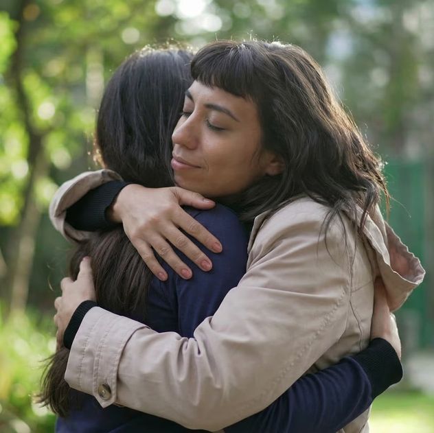 Qué dice la psicología sobre las personas que no disfrutan los abrazos.