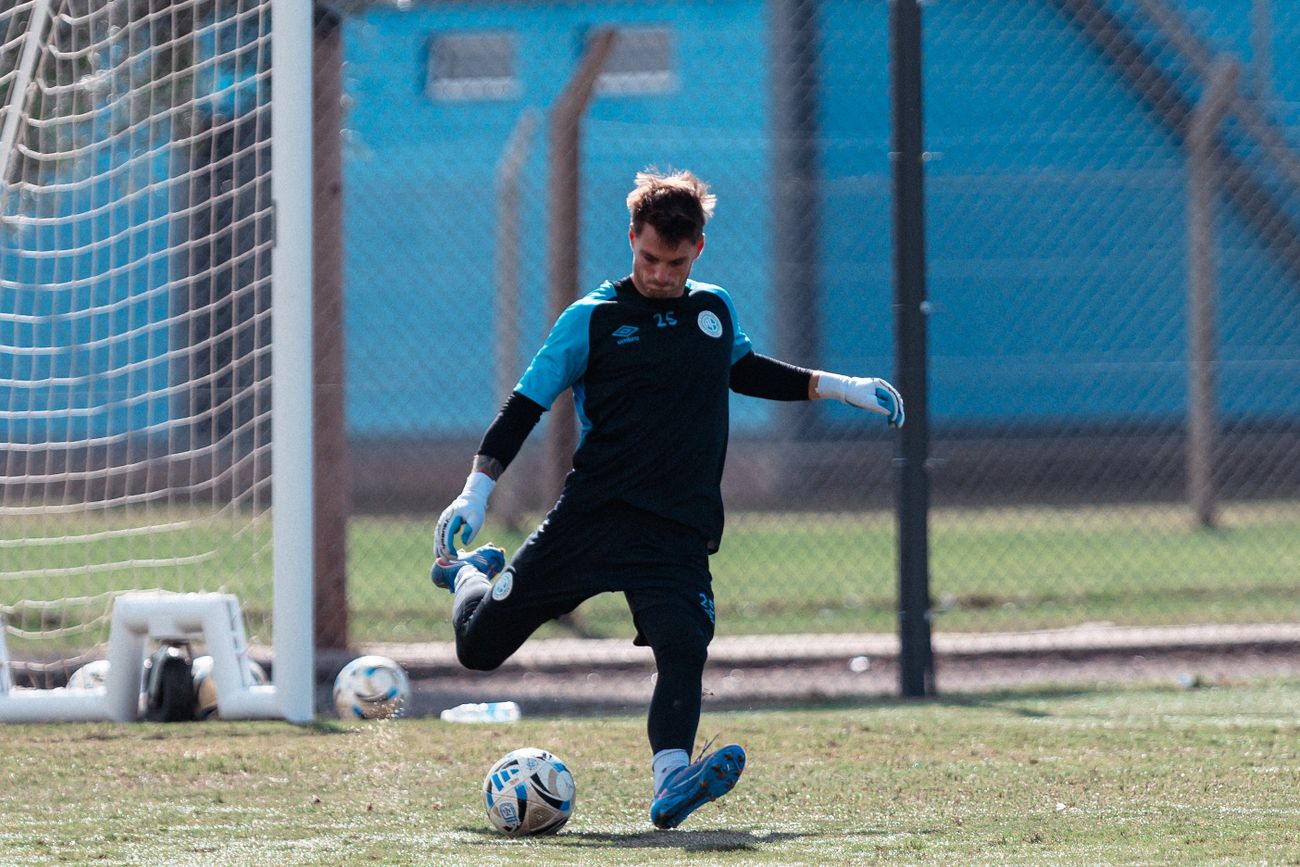 Belgrano entrena en el predio de Villa Esquiú mientras espera el duelo con Talleres. 