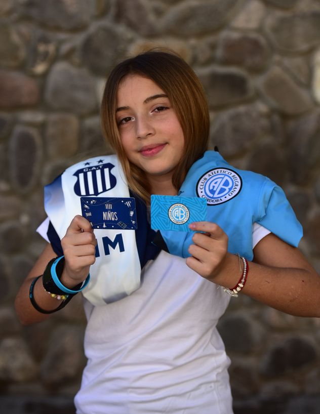 Tiziana, hincha y socia de Talleres y de Belgrano, con sus padres hinchas de cada uno respectivamente.