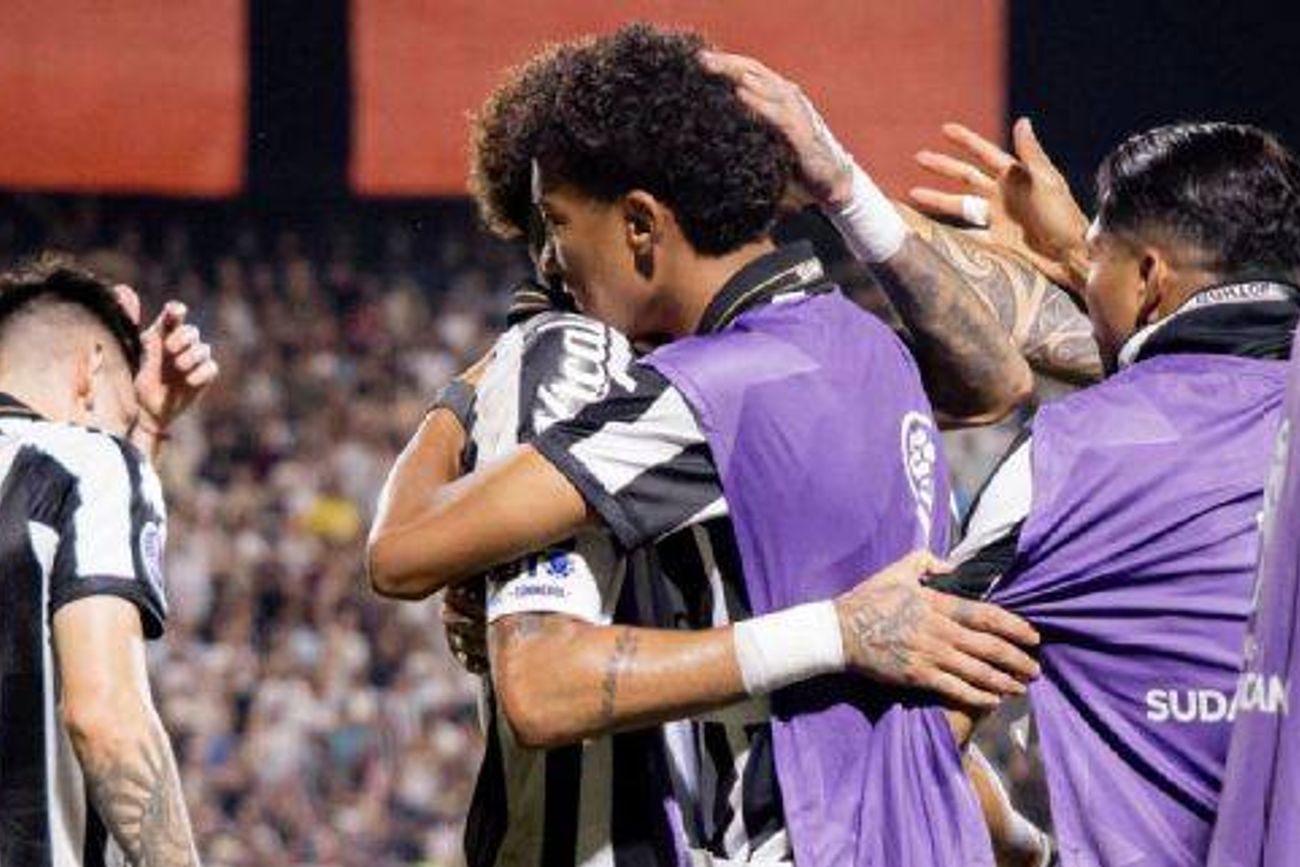 El abrazo entre Neymar y el hijo de Robinho.