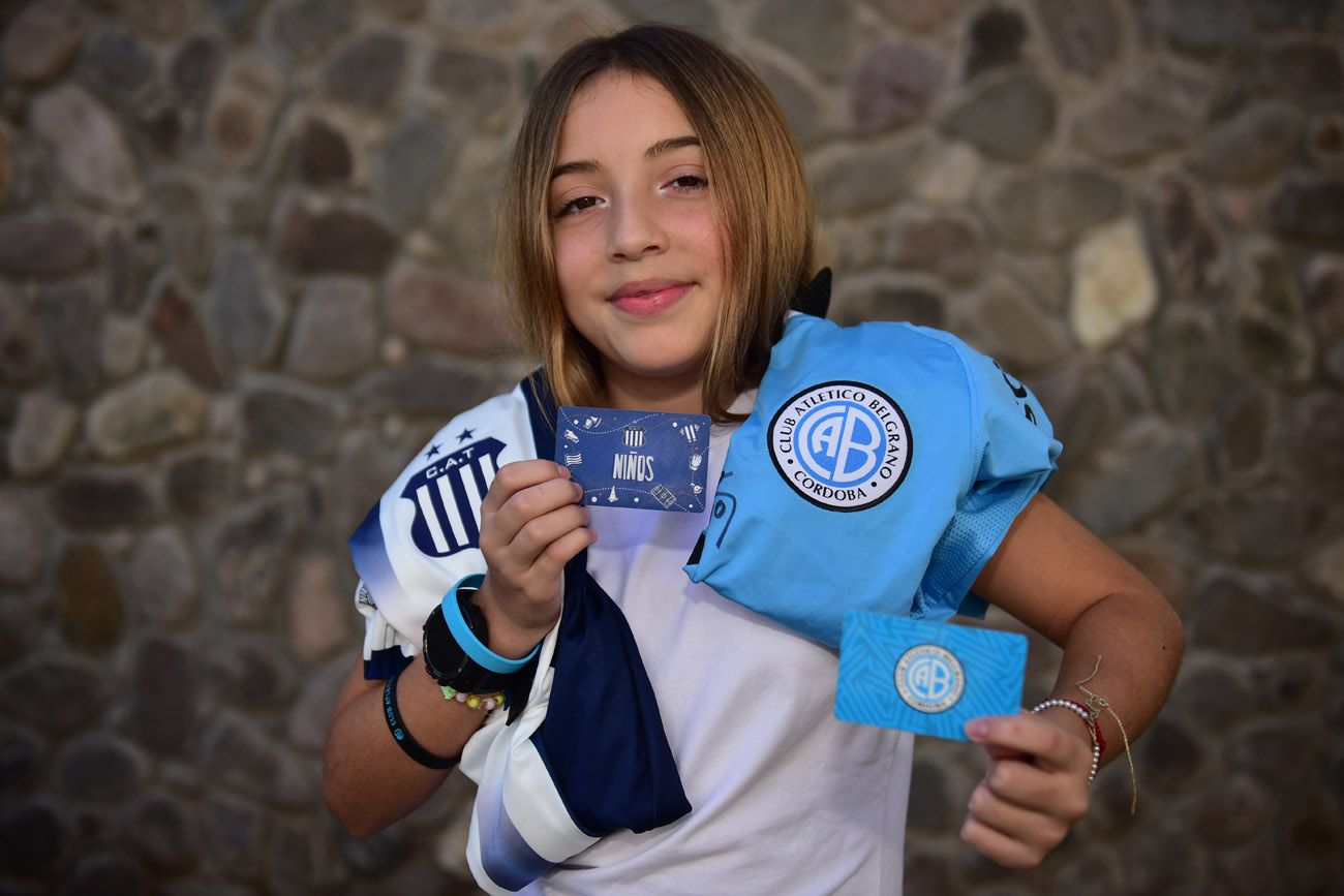 Tiziana, hincha y socia de Talleres y de Belgrano, con sus padres hinchas de cada uno respectivamente.  