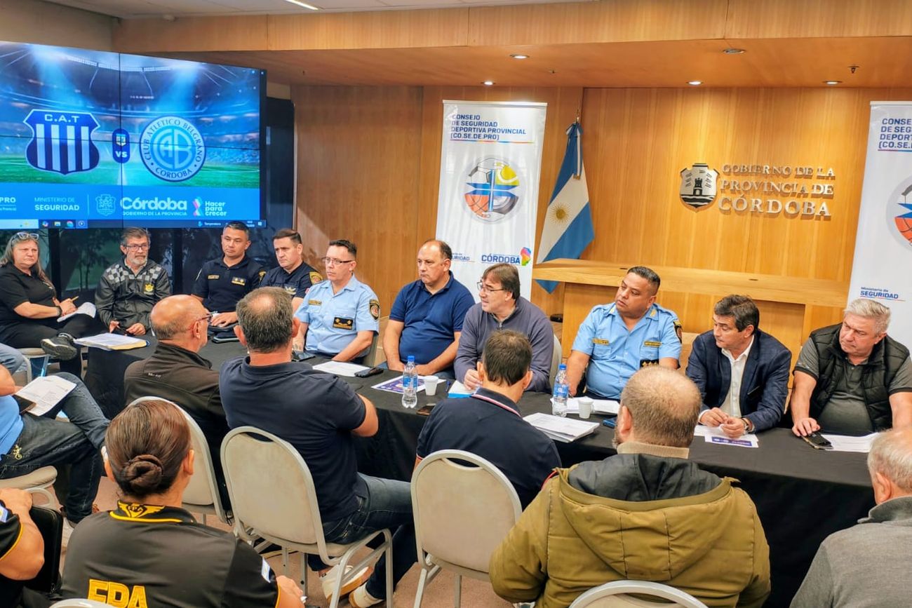 Operativo Talleres-Belgrano. El titular del Cosedepro, Marcelo Frossasco; el secretario albiazul Juan Fassi, el gerente celeste Marcos Saieva, autoridades policiales, de bomberos y de Utedyc (Guillermo Piña).