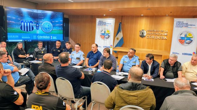 Operativo Talleres-Belgrano. El titular del Cosedepro, Marcelo Frossasco; el secretario albiazul Juan Fassi, el gerente celeste Marcos Saieva, autoridades policiales, de bomberos y de Utedyc (Guillermo Piña).
