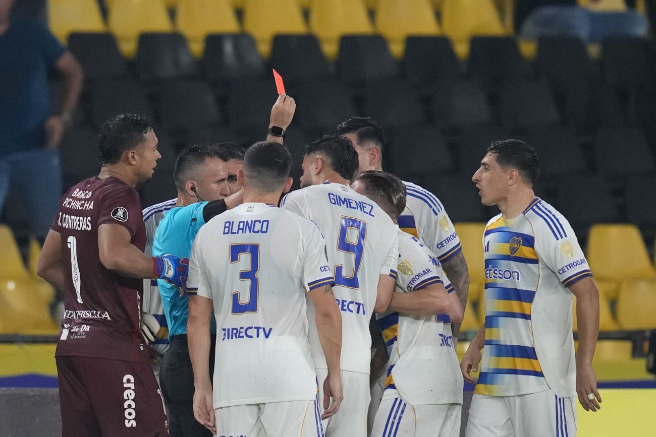 La expulsión de Santiago Ascacíbar en Boca ante Barcelona de Ecuador.