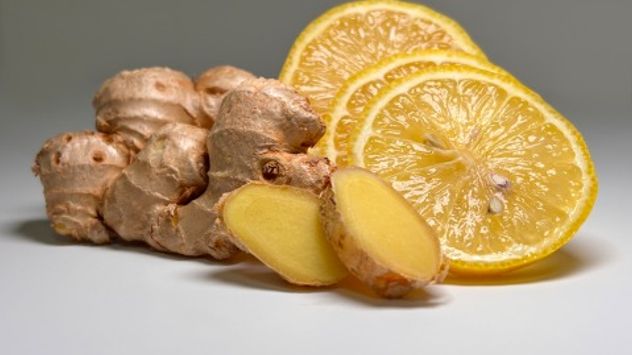 El remedio natural con cáscaras de limón y jengibre que gana popularidad en invierno.