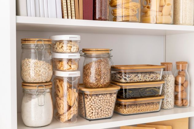 En la cocina, los sistemas extraíbles y el guardado en altura optimizan el espacio.